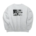 akane_art（茜音工房）のモノクロチワワ（ぺろんちょ） Big Crew Neck Sweatshirt