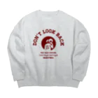 Basketball-boosterの「DON'T LOOK BACK」カレッジロゴ赤系 Big Crew Neck Sweatshirt