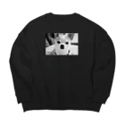 akane_art（茜音工房）のモノクロチワワ（おすまし） Big Crew Neck Sweatshirt