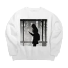 しるえっとのスマホを操作するエモーショナルな雰囲気の女性 Big Crew Neck Sweatshirt