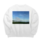 ブルームーンのあおぞらとびわこにいやされます。 Big Crew Neck Sweatshirt