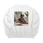 ryusky_333のサングラスをかけている猫がハンモックでくつろいでいる。 Big Crew Neck Sweatshirt