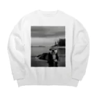 モノアニのカメラ目線のラッコ Big Crew Neck Sweatshirt