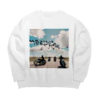 the blue seasonの風を切って、空と地を繋ぐ Big Crew Neck Sweatshirt