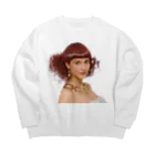 Fred Horstmanの巻き毛と濃い茶色の目を持つ美しい女性。 Big Crew Neck Sweatshirt