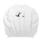 Qちゃんショップのボーダーコリーとチワワはかまってほしい Big Crew Neck Sweatshirt