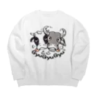 イラスト MONYAAT の牛のギュウギュウB Big Crew Neck Sweatshirt