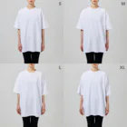 地獄の沙汰屋さんのmealworm white ビッグシルエットTシャツの女性着用イメージ