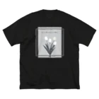 rilybiiのgrayish color × white × charcoal ×  tulip bouquet ビッグシルエットTシャツ