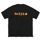 TOMOS martのHELLO琥珀 ビッグシルエットTシャツ