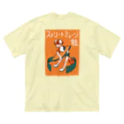 健康的うさぎの【日カンコラボ】ストリートミュージ鮭Tシャツ ビッグシルエットTシャツ