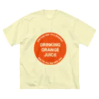 オレンジジュース・グラス・ストアのワーキングオレンジハローTシャツ ビッグシルエットTシャツ