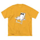 V Voca.のデッキチェアに座る猫 A ビッグシルエットTシャツ