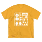 エナメルストア SUZURI店のマエバサンプラモ ビッグシルエットTシャツ