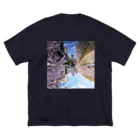 古春一生(Koharu Issey)の桜降る川空へ。 Big T-Shirt