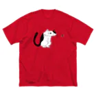 yoheisugimoto shopのネコとテントウ虫 (てんとう虫の羽根だけ「赤」ポイントカラーVer.) ビッグシルエットTシャツ