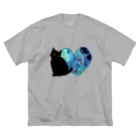 WAMI ARTの青いハートと黒猫ちゃん ビッグシルエットTシャツ