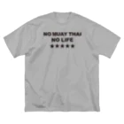NO MUAY THAI NO LIFE🇹🇭ノームエタイノーライフ🥊のノームエタイノーライフ (後ろタイ国旗とタイ語)黒文字 ビッグシルエットTシャツ
