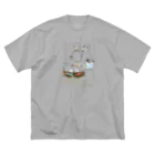 Beautiful Earthのプラスチックをヒナに与える鳥 Big T-Shirt