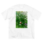 TATTUの花壇の小さな赤い花 Big T-Shirt