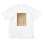 点在する展示空間の『TOPLESS』 ビッグシルエットTシャツ