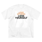 StudioKurokikuの自己愛のメッセージ: Love Others Love Yourself ビッグシルエットTシャツ