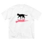 小鳥と映画館の黒猫と影　ピンク Big T-Shirt