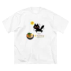 MirofuruDesignのラーメンが大好きな黒猫がラーメンを見つけて驚いている Big T-Shirt