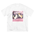 Shironekokuuの桜で遊ぶ犬と猫 ビッグシルエットTシャツ