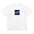 Twilight Lofi MelodiesのA snow-covered lodge  ビッグシルエットTシャツ