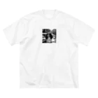 LoraCafeのサングラスのBarry Big T-Shirt