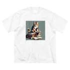 三毛猫shopの本を読む猫 ビッグシルエットTシャツ