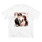 こいびとみち【恋愛♡婚活クリニック】のカップルが仲睦まじく桜が舞う中、まるで韓国漫画から飛び出したかのような美男美女 ビッグシルエットTシャツ