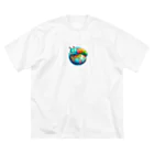 Bigstarの地球儀に乗ってる可愛い芋虫キャラクターです Big T-Shirt