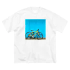 旅先pics📸の青い壁と黄色い自転車 ビッグシルエットTシャツ