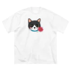 photo-kiokuのコスモスを付けている猫【しじみ】 ビッグシルエットTシャツ