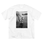 Hollywayの白い馬　ビーチ　白黒写真 Big T-Shirt