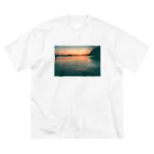 ウラカミコウタの鴨池海岸の夕日 Big T-Shirt