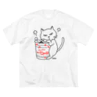 mkumakumaのカップメンの蓋を押さえるにゃつ ビッグシルエットTシャツ