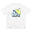 サメ わりとおもいの巨大梨を収穫したサメ Big T-Shirt