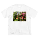 お散歩Ｔシャツの道端の花壇 ビッグシルエットTシャツ