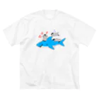 PGcafe-ペンギンカフェ-のサメと戯れるペンギンズ ビッグシルエットTシャツ