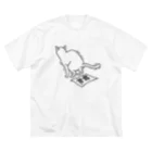 ふとんにおぼれるの運をつける猫 ビッグシルエットTシャツ