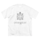 無骨キャンプ・アウトドア用品のonegear（ワンギア）のongaer（ワンギア） 公式ロゴ Big T-Shirt