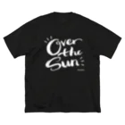 TBSラジオ『ジェーン・スーと堀井美香の「OVER THE SUN」』グッズのOVER THE SUN_Tシャツ(黒) ビッグシルエットTシャツ