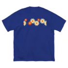 kazeou（風王）のレトロ風花(8枚)黄・オレンジ ビッグシルエットTシャツ