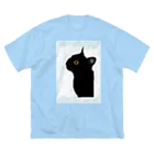 WAMI ARTの雨を見る黒猫 ビッグシルエットTシャツ