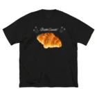 いわさきまゆこ｜食べ物イラストのバタークロワッサン　白色チョークver ビッグシルエットTシャツ