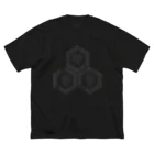 Ａ’ｚｗｏｒｋＳの三つ盛り亀甲に髑髏 薄墨（オリジナル家紋シリーズ） ビッグシルエットTシャツ