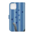 かわいいもののおみせ　いそぎんちゃくのお魚にゃーvar.3もふもふ　灰猫　ブルー　ストライプ　肉球マーク付き Book-Style Smartphone Case :back